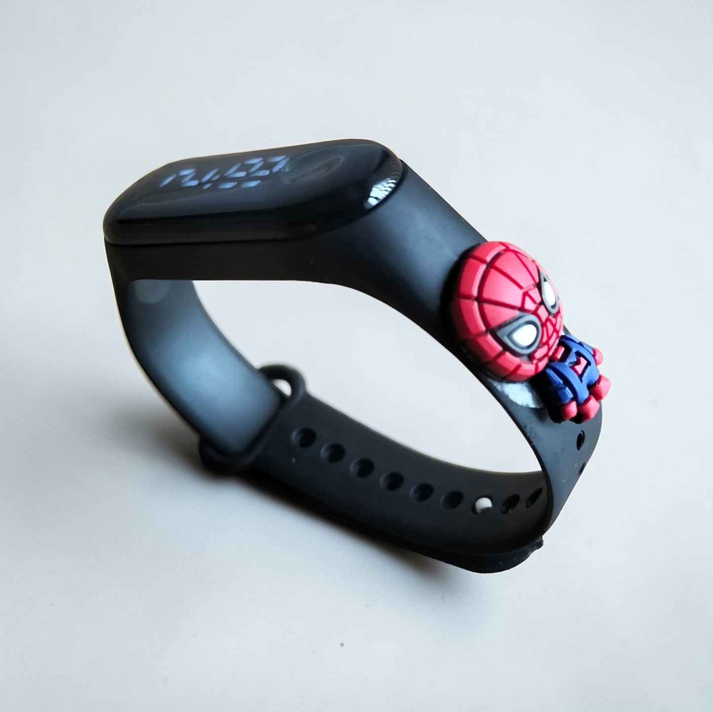 Siyah Renkli Dijital Spiderman Karakter Figürlü Çocuk Kol Saati – LED Ekranlı, Ayarlanabilir Silikon Kordon